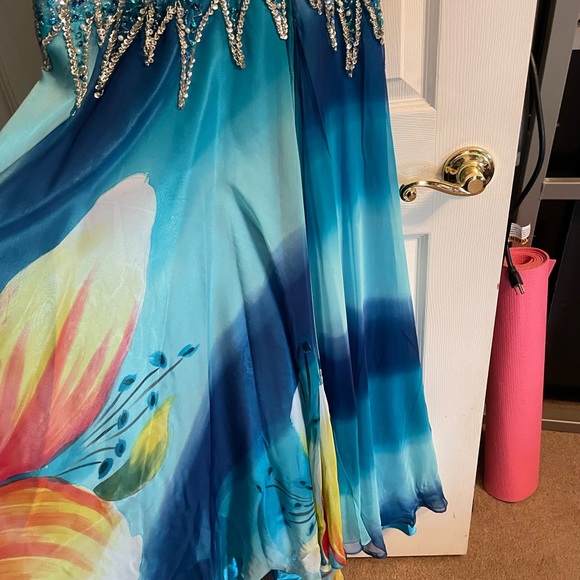 Beautiful beaded and sequin prom dress size 4. - Picture 4 of 6